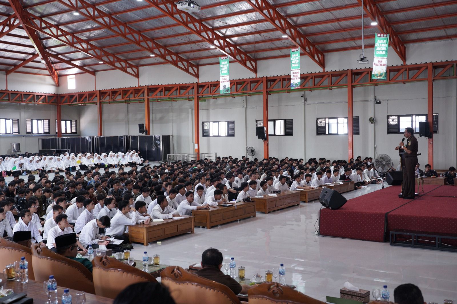 Sebanyak 1.066 santri Pondok Pesantren Al Ubaidah, Kertosono, Kabupaten Nganjuk, mendapat