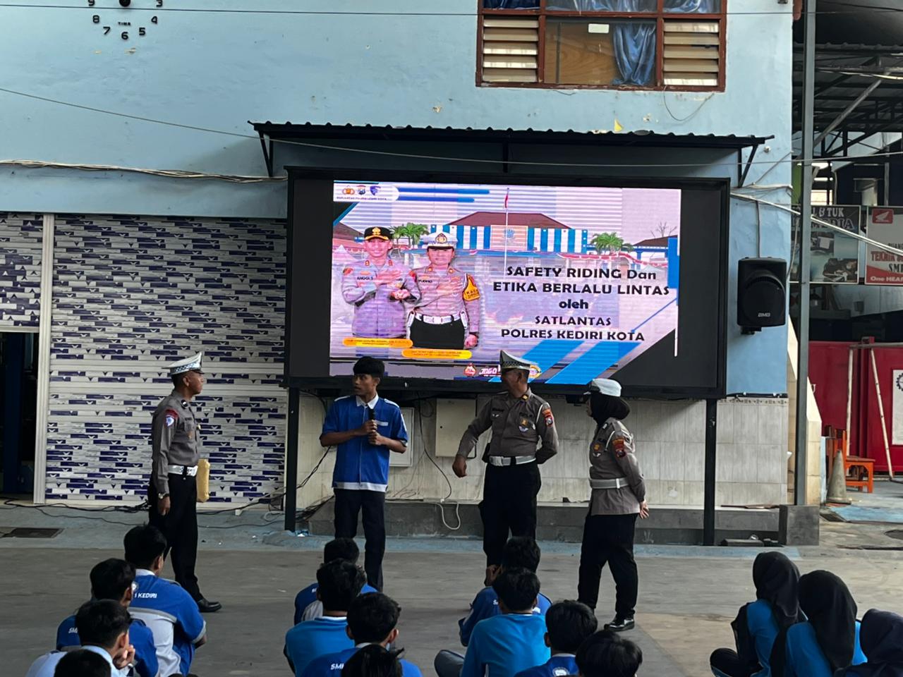 Cegah Konvoi dan Live TikTok di Jalan, Satlantas Polres Kediri Kota Gelar Jumat Gaul di Sekolah