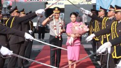 Prosesi Pedang Pora Warnai Sertijab Kapolres Blitar Kota