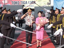 Prosesi Pedang Pora Warnai Sertijab Kapolres Blitar Kota
