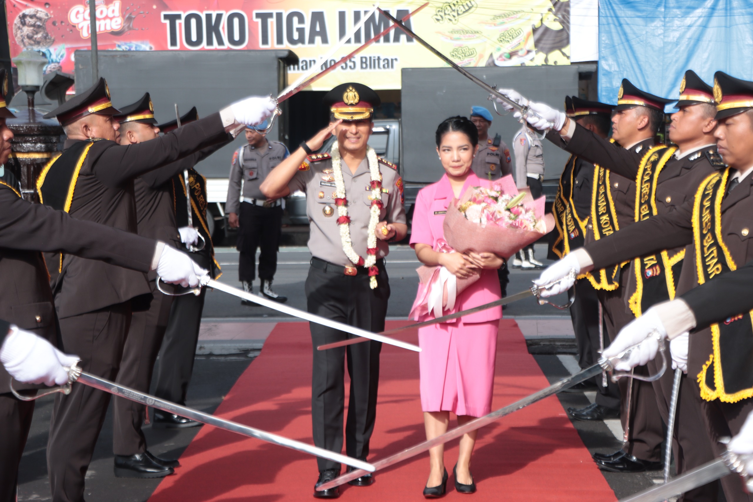 Prosesi Pedang Pora Warnai Sertijab Kapolres Blitar Kota