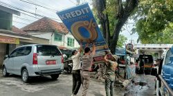 Satpol PP Nganjuk Tertibkan Baliho Tak Berizin, Sejumlah Konstruksi Besi Dipotong