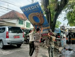 Satpol PP Nganjuk Tertibkan Baliho Tak Berizin, Sejumlah Konstruksi Besi Dipotong
