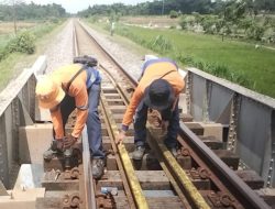 Jaga Keselamatan Perjalanan, KAI Ganti Ratusan Baut Rel yang Dicuri di Jalur Blitar–Rejotangan