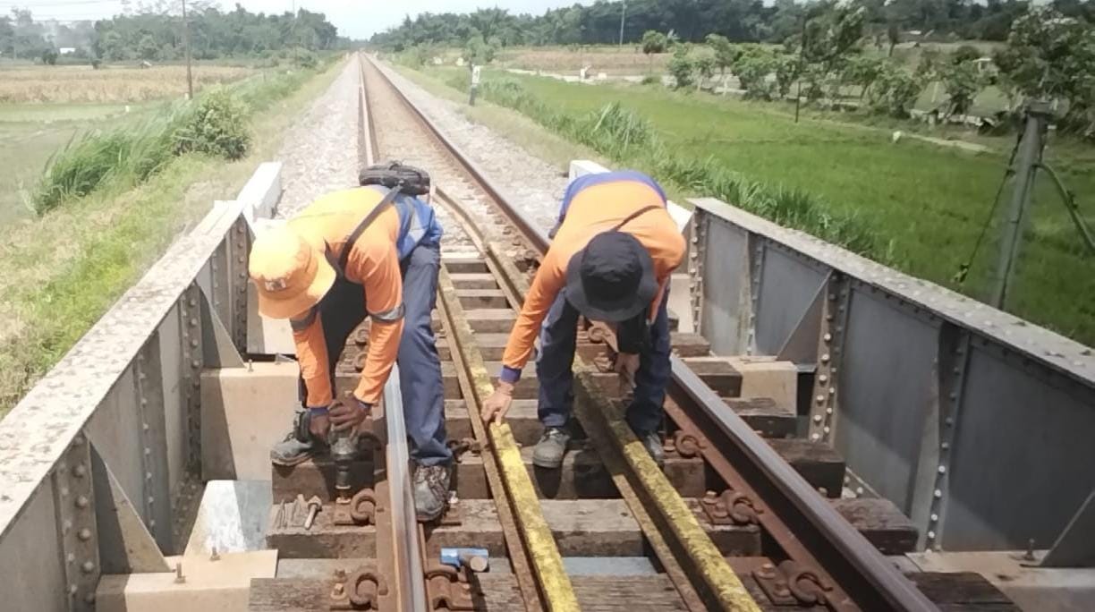 Jaga Keselamatan Perjalanan, KAI Ganti Ratusan Baut Rel yang Dicuri di Jalur Blitar–Rejotangan