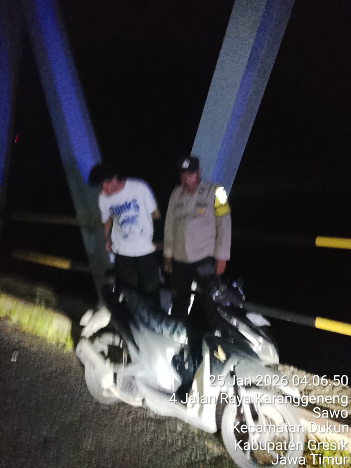 Geger, Sepeda Motor Terparkir di Jembatan Bengawan Solo Lamongan, Pengendaranya Tak Diketahui Keberadaannya