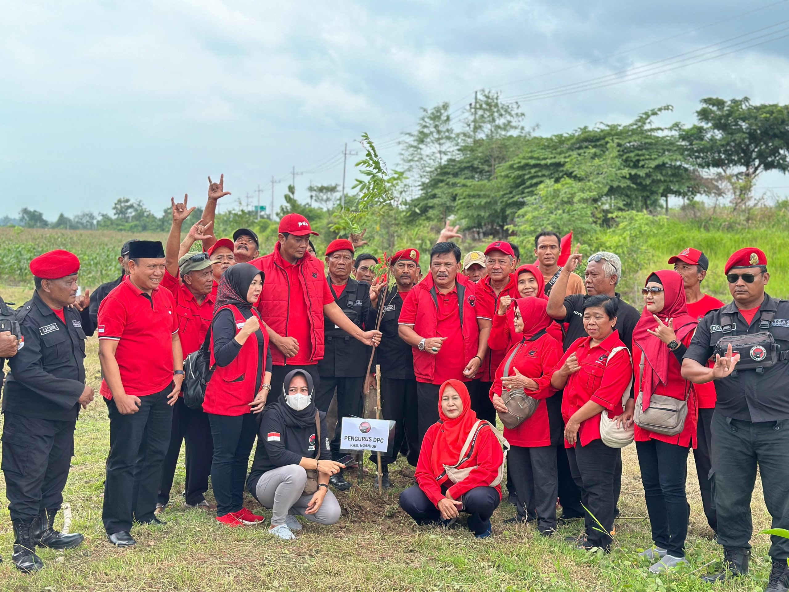 Peringati HUT ke-79 Megawati, Kader PDIP Nganjuk Lakukan Aksi Lingkungan di Waduk Semantok