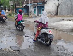 Pasca Banjir Bengawan Jero Surut, Jalan Glagah–Deket Lamongan Rusak Berat dan Rawan Kecelakaan