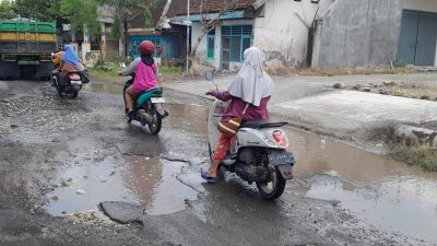 Pasca Banjir Bengawan Jero Surut, Jalan Glagah–Deket Lamongan Rusak Berat dan Rawan Kecelakaan