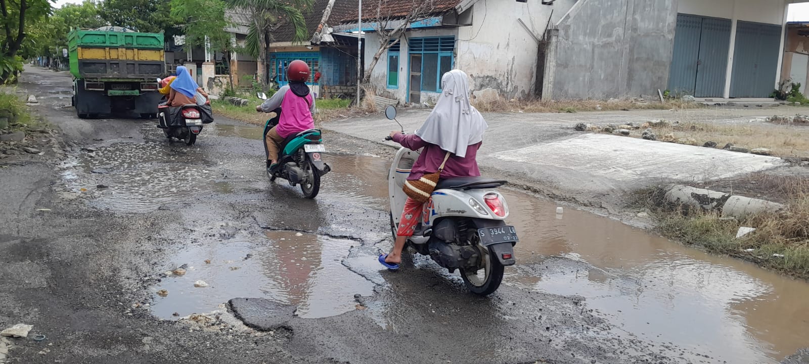 Pasca Banjir Bengawan Jero Surut, Jalan Glagah–Deket Lamongan Rusak Berat dan Rawan Kecelakaan