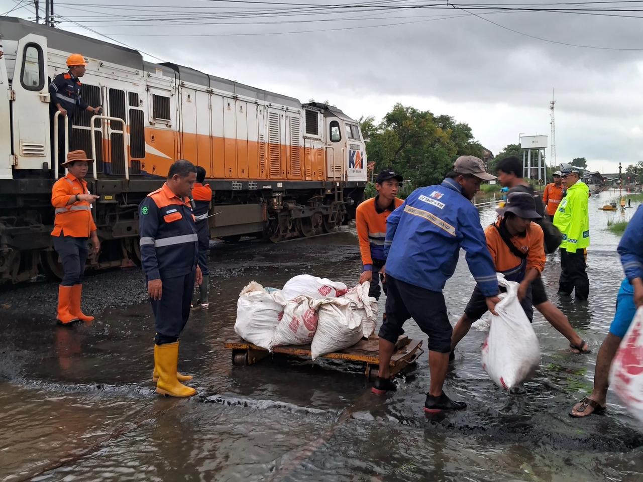 Imbas Banjir Pekalongan, Sejumlah Perjalanan Kereta Api di Stasiun Blitar Dibatalkan