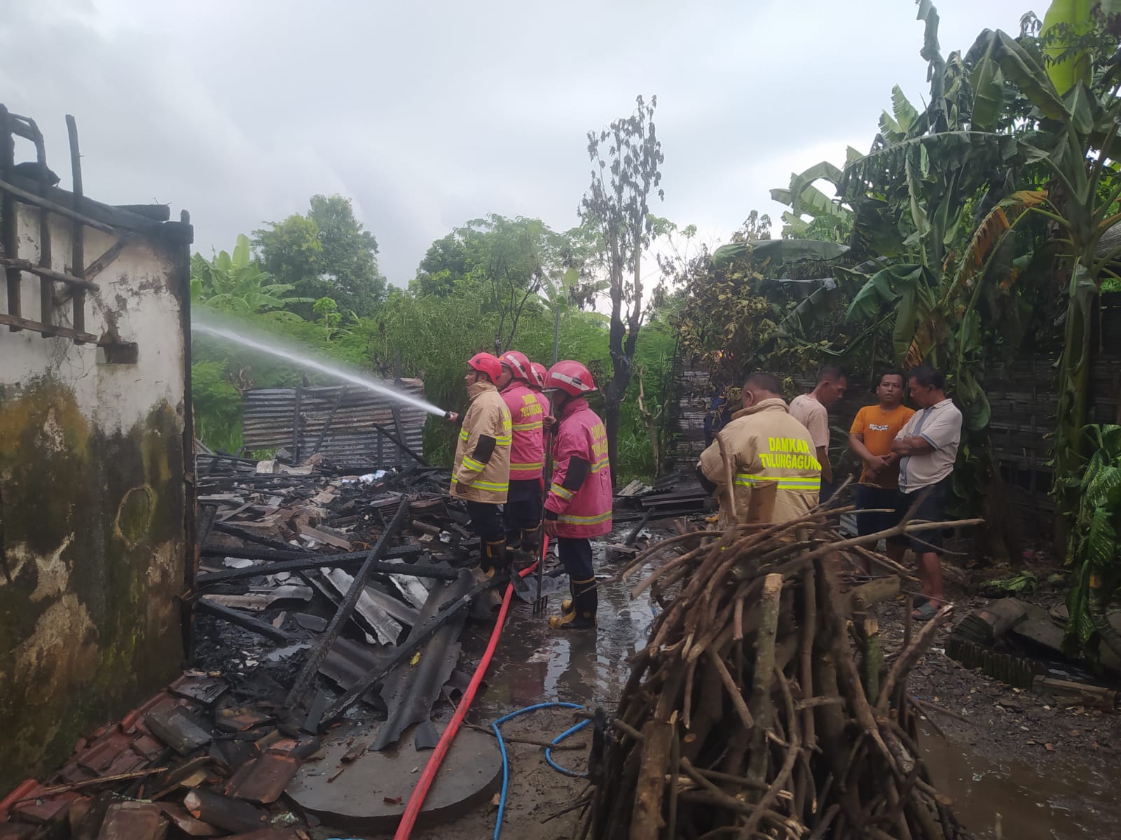Bakar Sampah, Dapur Rumah Warga Tulungagung Hangus Terbakar, Kerugian Capai Rp30 Juta