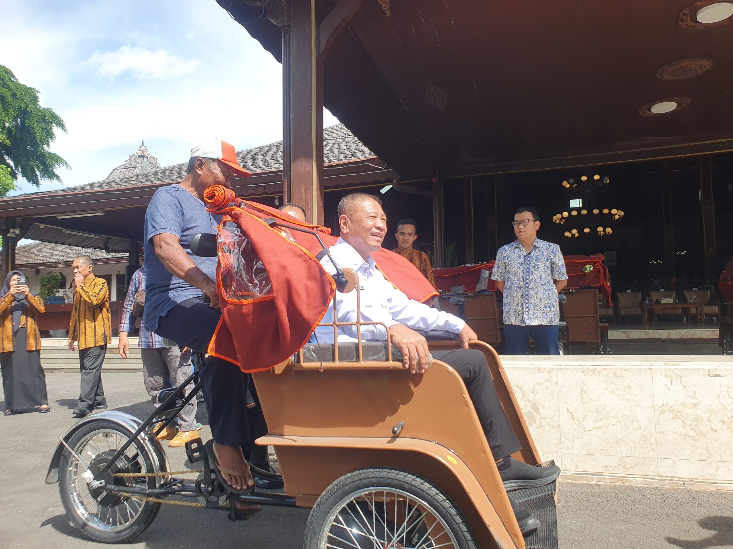 200 Tukang Becak Tulungagung Terima Becak Listrik Bantuan Presiden, Dilarang Dijual atau Disewakan