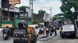 Simpang Tiga Jalan Mauni Kembali Diaspal Meski Baru Sebulan Diperbaiki