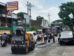 Simpang Tiga Jalan Mauni Kembali Diaspal Meski Baru Sebulan Diperbaiki