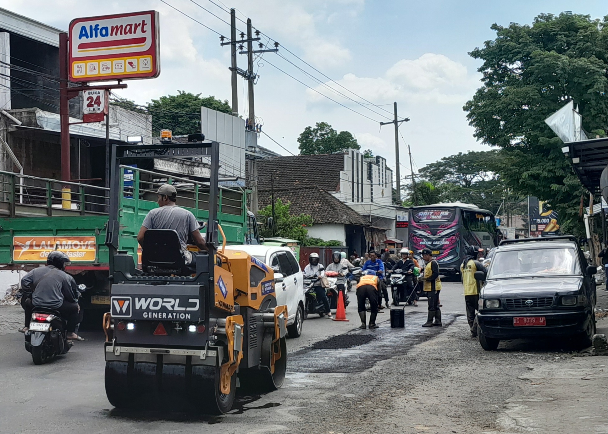Simpang Tiga Jalan Mauni Kembali Diaspal Meski Baru Sebulan Diperbaiki