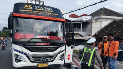 Bus Bagong Kedapatan Langgar Marka di Jalan Urip Sumoharjo.