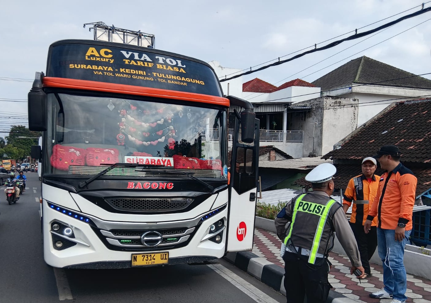 Bus Bagong Kedapatan Langgar Marka di Jalan Urip Sumoharjo.