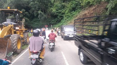 Longsor Tutup Jalur Pujon–Malang, Arus Kendaraan Diberlakukan Buka Tutup