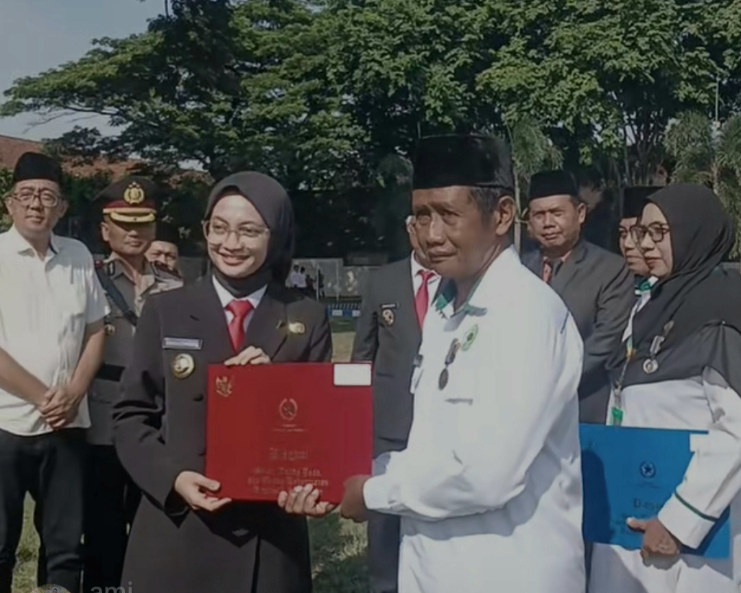 Wali Kota Kediri Serahkan Satyalancana Karya Satya kepada 54 ASN Kemenag