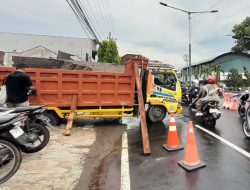 Truk Pengangkut Pasir Terperosok ke Selokan di Jalan A. Yani Kediri