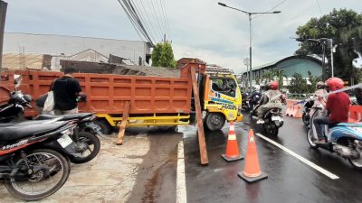 Truk Pengangkut Pasir Terperosok ke Selokan di Jalan A. Yani Kediri