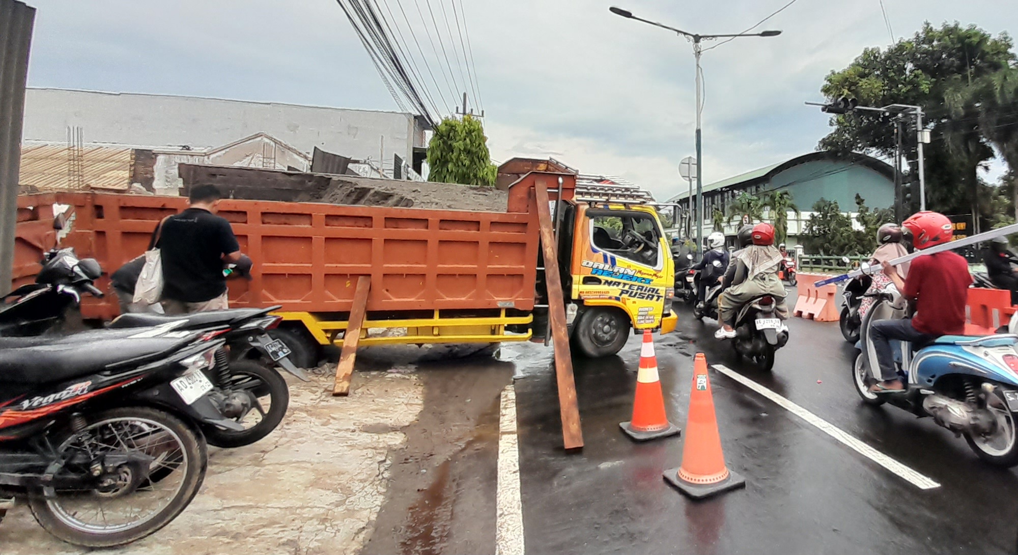Truk Pengangkut Pasir Terperosok ke Selokan di Jalan A. Yani Kediri