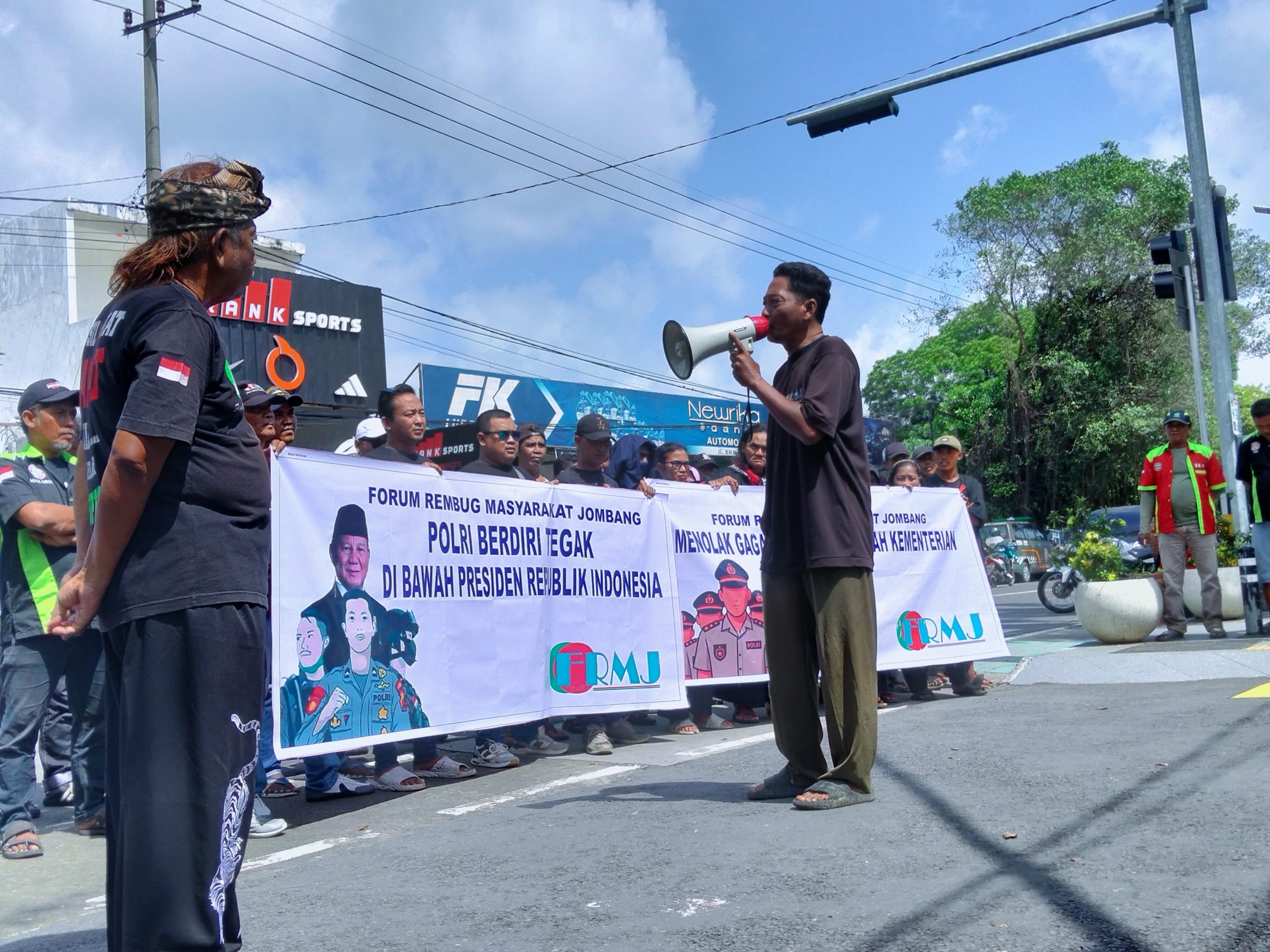 Aksi Damai di Mapolres Jombang, Warga Suarakan Dukungan Polri Tetap di Bawah Presiden