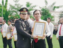 Kapolres Jombang Berikan Satyalancana Pengabdian kepada Personel Polri Berprestasi dan Berdedikasi