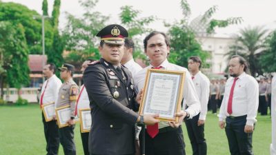 Kapolres Jombang Berikan Satyalancana Pengabdian kepada Personel Polri Berprestasi dan Berdedikasi