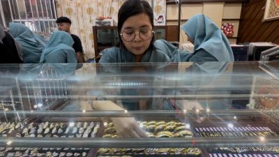 Harga Emas Fluktuatif, Warga Jombang Ramai-Ramai Jual Perhiasan