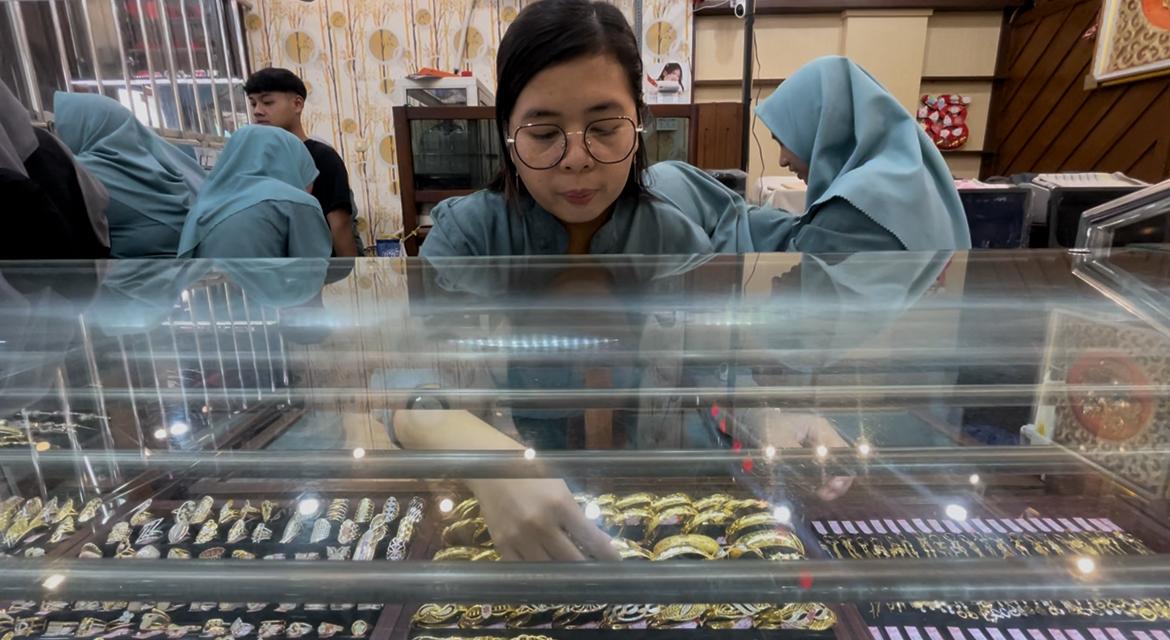 Harga Emas Fluktuatif, Warga Jombang Ramai-Ramai Jual Perhiasan
