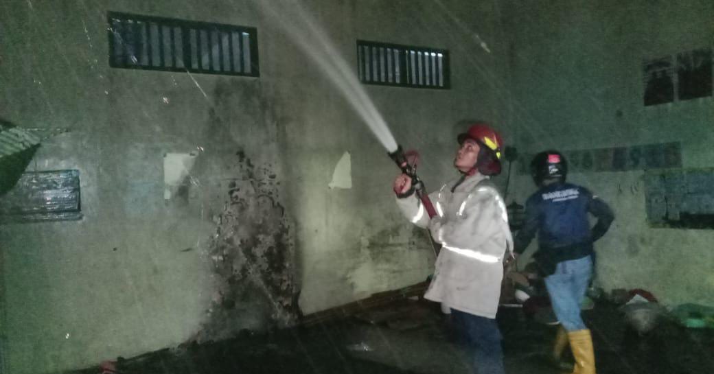 Diduga Dipicu Puntung Rokok, Gudang SD di Cukir Jombang Dilalap Api
