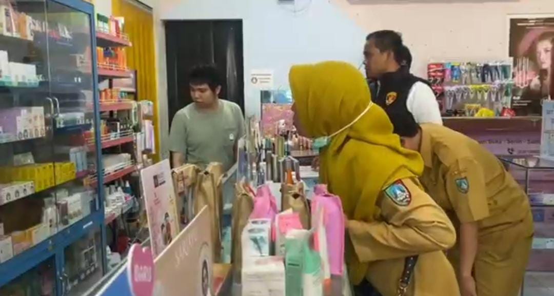 Polres Jombang Gelar Sidak Kosmetik Ilegal dan Berbahaya di Sejumlah Toko