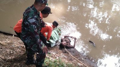 Sesosok Pria Ditemukan Tewas Mengapung di Kali Pancir Mojowarno, Polisi Lakukan Pemeriksaan