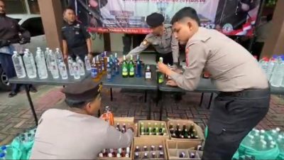 Polisi Gerebek Gudang Miras Ilegal di Jogoroto, Ratusan Botol Disita