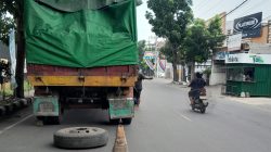 Ban Truk Gandeng Pecah di Jalan Brigjend Pol IBH Pranoto, Arus Lalu Lintas Sempat Tersendat