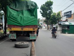 Ban Truk Gandeng Pecah di Jalan Brigjend Pol IBH Pranoto, Arus Lalu Lintas Sempat Tersendat