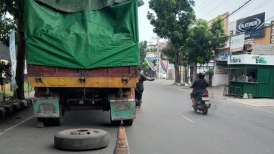 Ban Truk Gandeng Pecah di Jalan Brigjend Pol IBH Pranoto, Arus Lalu Lintas Sempat Tersendat