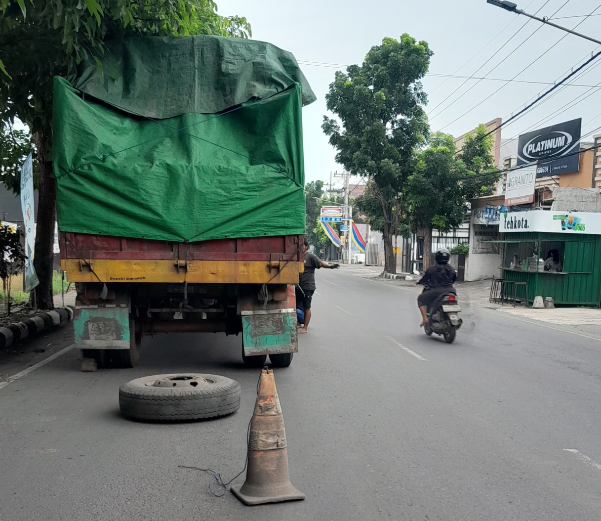 Ban Truk Gandeng Pecah di Jalan Brigjend Pol IBH Pranoto, Arus Lalu Lintas Sempat Tersendat