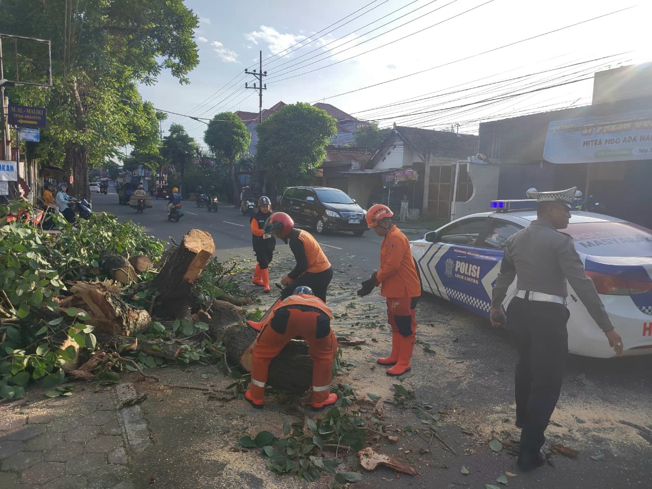 Angin Kencang Patahkan Dahan Pohon di Jalan Urip Sumoharjo, BPBD Kediri Lakukan Penanganan Cepat