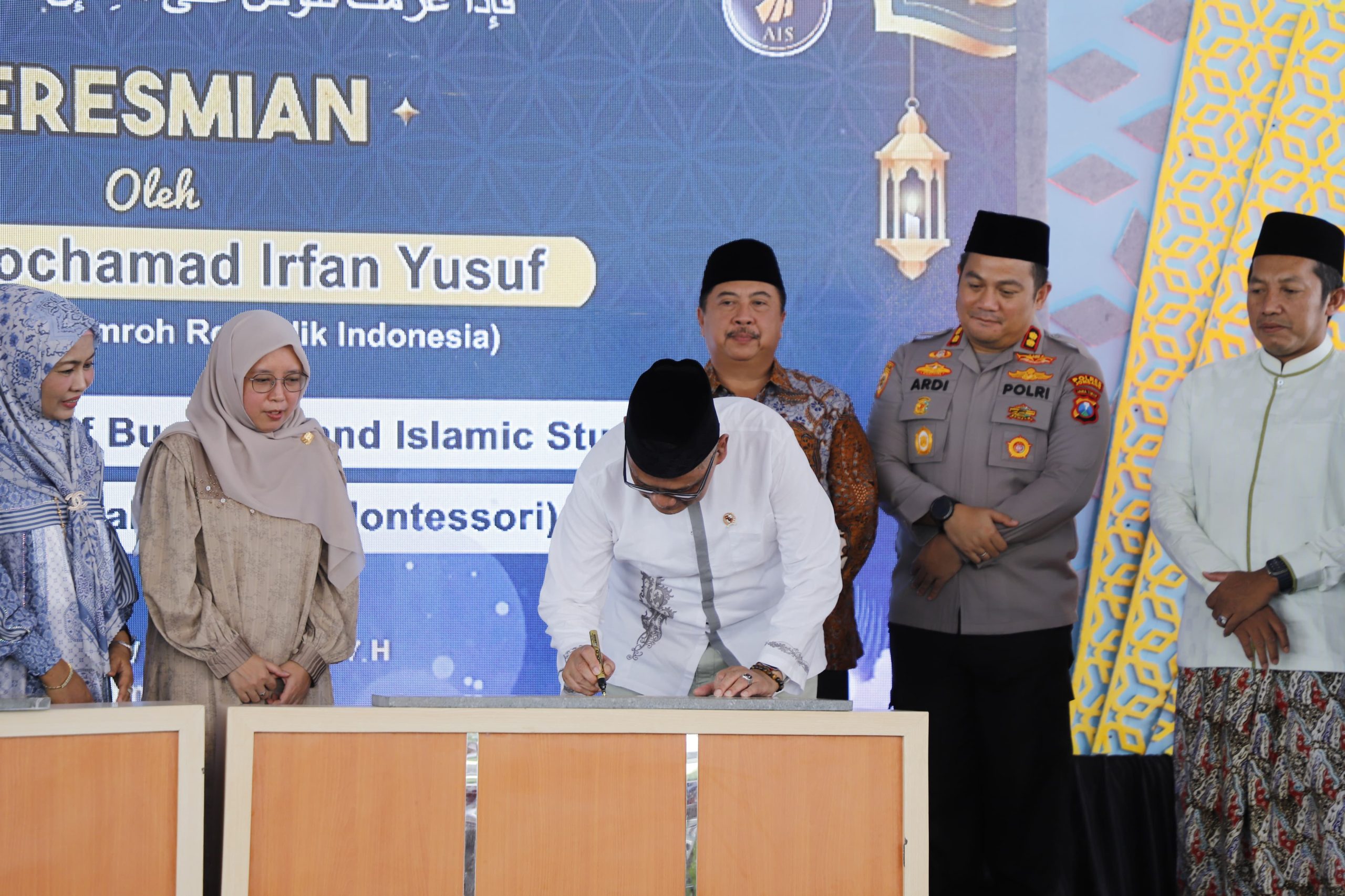 Didampingi Bupati Warsubi, Menteri Haji Resmikan AIM–AIBIS, Al-Aqobah Tawarkan Konsep Pendidikan Alternatif di Jombang