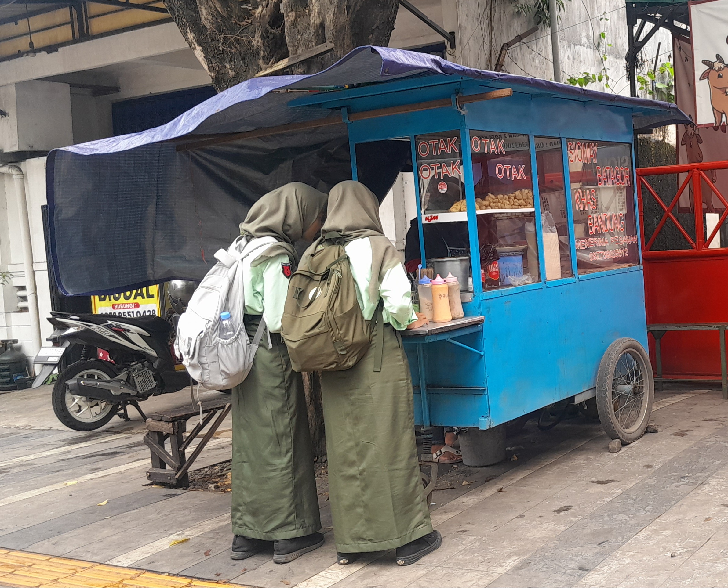 Aroma Siomay dan Batagor Khas Bandung Menggoda, Kuliner Pinggir Jalan Ini Jadi Favorit Warga Kediri