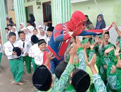 Spiderman Sambangi MI di Sumobito Jombang, Antar Makan Bergizi Gratis untuk Siswa