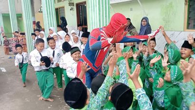 Spiderman Sambangi MI di Sumobito Jombang, Antar Makan Bergizi Gratis untuk Siswa