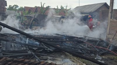 Rumah Tak Berpenghuni di Bandar Kedungmulyo Terbakar, Kendaraan dan Mesin Panen Ikut Hangus