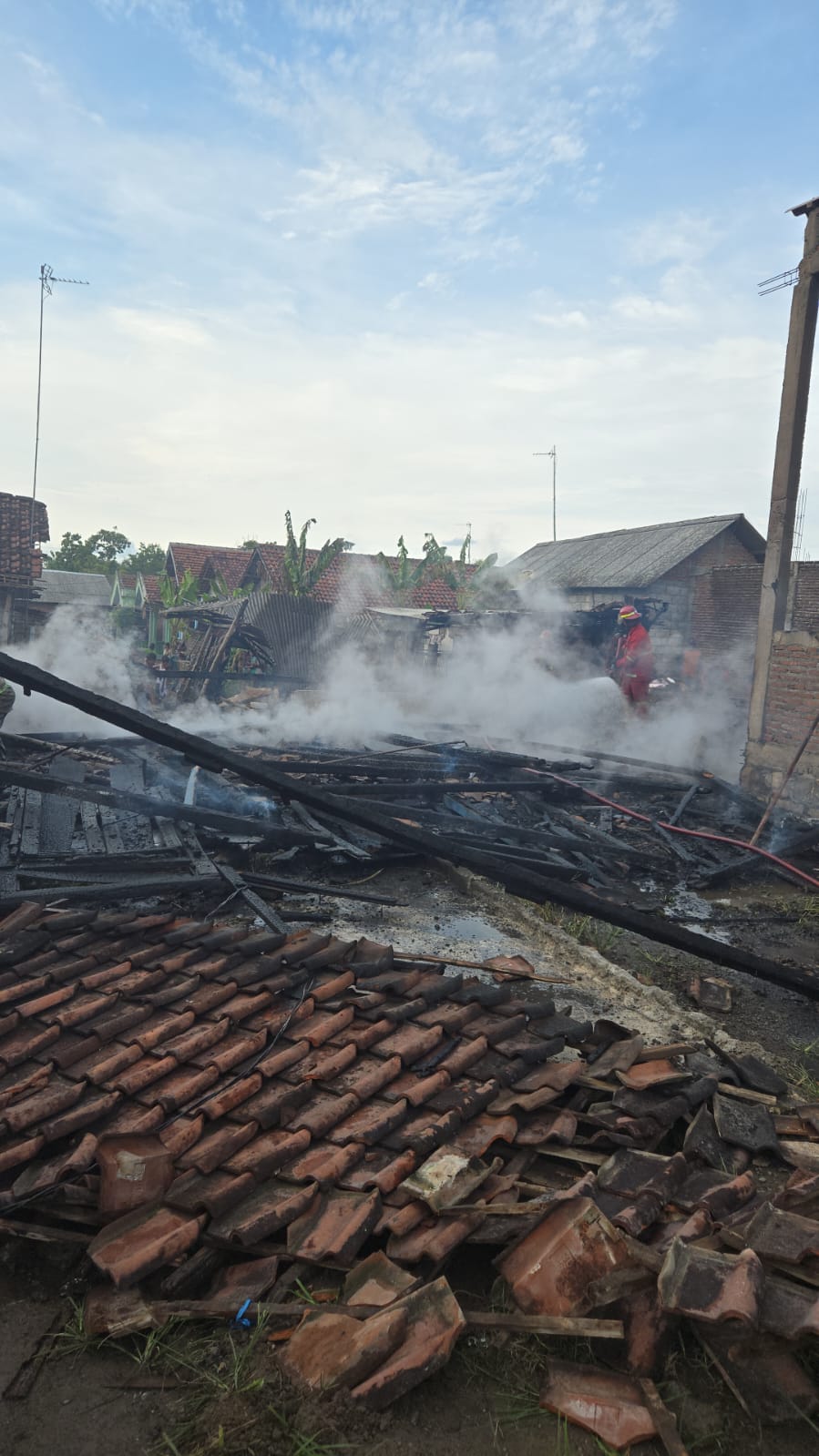 Rumah Tak Berpenghuni di Bandar Kedungmulyo Terbakar, Kendaraan dan Mesin Panen Ikut Hangus