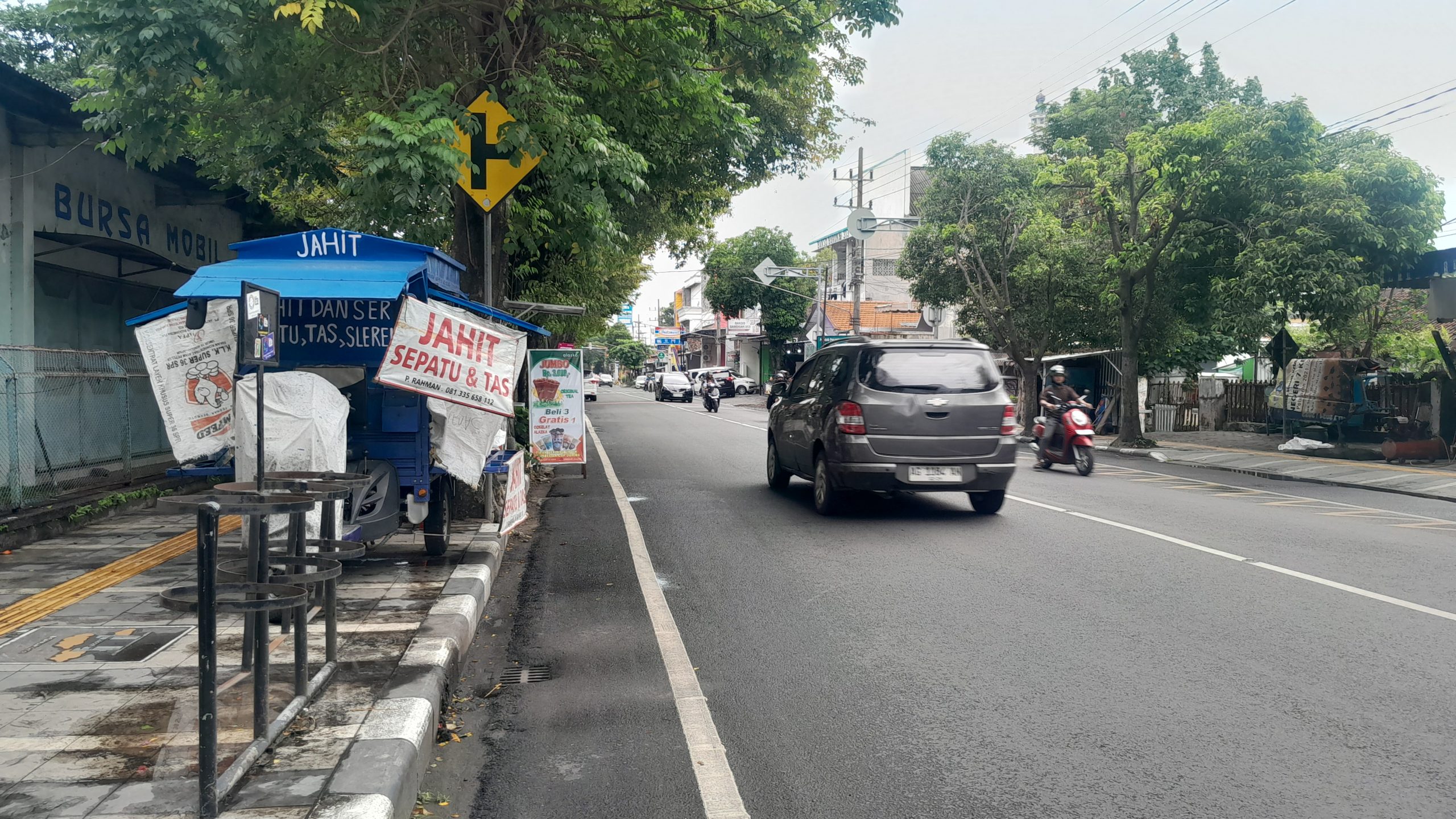 Trotoar Beralih Fungsi Jadi Lapak PKL, Pejalan Kaki Terganggu dan Wajah Kota Tercoreng