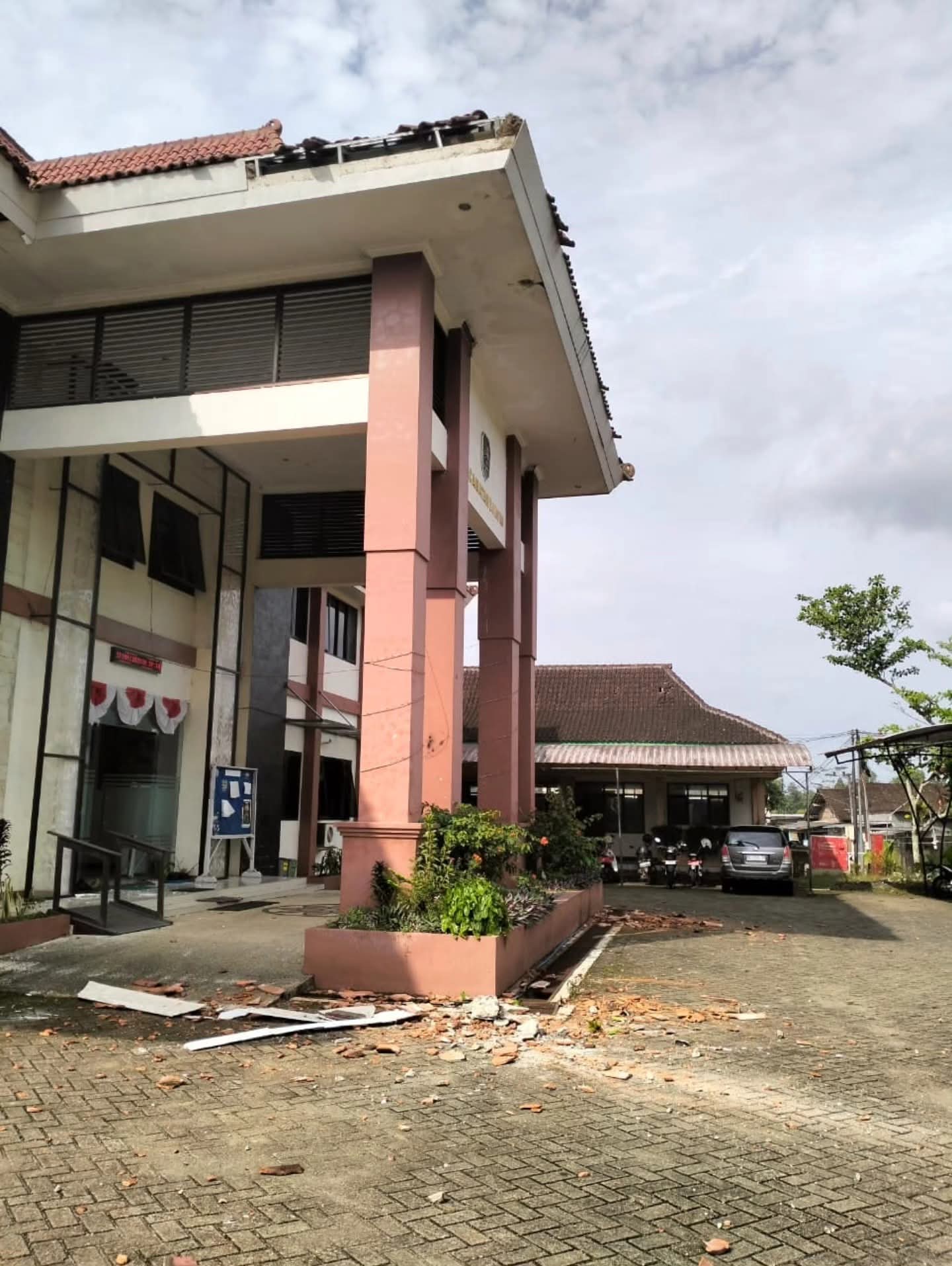 Gempa Selasa Pagi Rusak Kantor Kecamatan Dongko, Tiga Warga Alami Luka Ringan