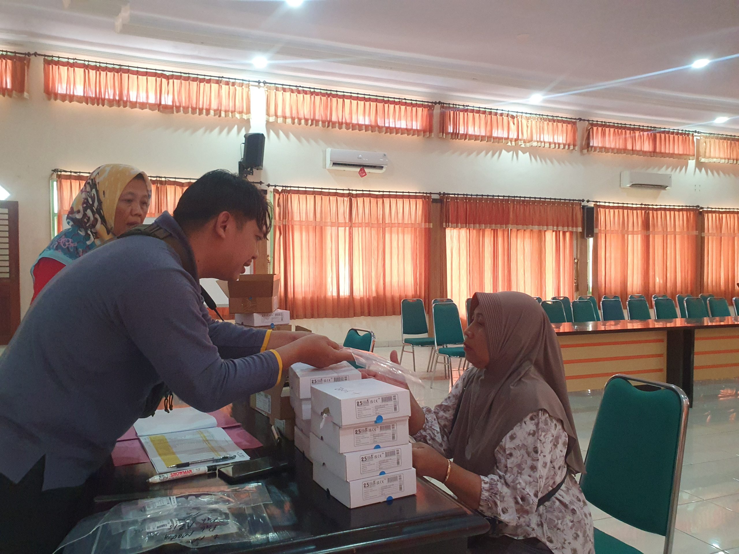 Ratusan Warga Tulungagung Alami Gangguan Penglihatan, 232 Penderita Hipermetropi Terima Kacamata Baca Gratis